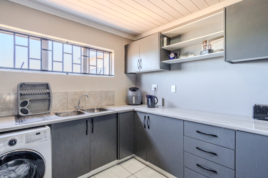 5 Bedroom Property for Sale in Ottery Western Cape